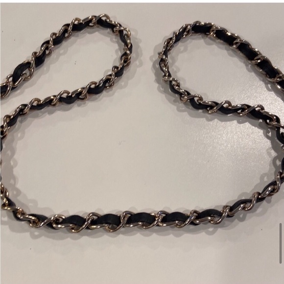 Vintage black quilted leather cc bag with red lining and chain strap - Picture 11 of 13